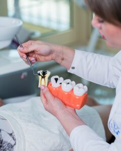 Лечение зубных каналов стоматологом